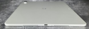 Prawa strona obudowy (głośnik, port USB, mikrofon, głośnik)
