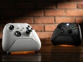 Stacja ładująca 8BitDo Ultimate Charging Dock do kontrolerów Xbox w kolorze białym i czarnym.