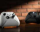 Stacja ładująca 8BitDo Ultimate Charging Dock do kontrolerów Xbox w kolorze białym i czarnym.