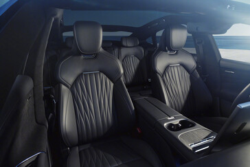 Xiaomi SU7 (2026) w nowym kolorze Capri Blue: elektryczny sportowy sedan zyskuje coś więcej niż tylko drobny lifting. (Źródło zdjęcia: Xiaomi)