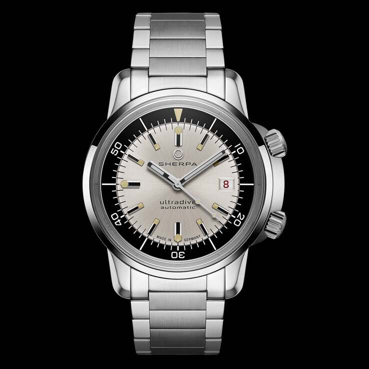 Zegarek Sherpa Ultradive Tuxedo posiada galwanizowaną srebrną tarczę (źródło zdjęcia: Sherpa)