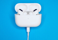 Niestandardowe AirPods Pro będzie można zamówić zanim Apple usunie Lightning na rzecz USB Type-C. (Źródło obrazu: John Smit)