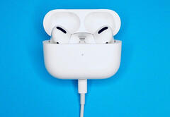 Niestandardowe AirPods Pro będzie można zamówić zanim Apple usunie Lightning na rzecz USB Type-C. (Źródło obrazu: John Smit)