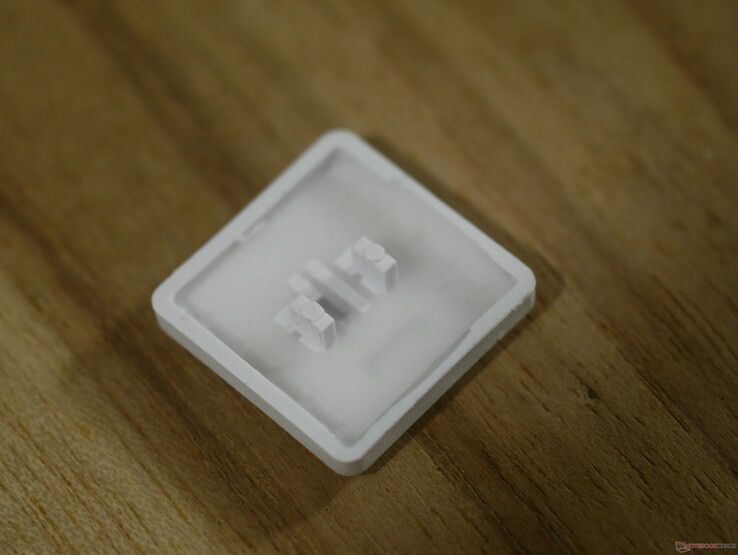 Dolne nakładki klawiszy Choc V1 hałasują, gdy uderzają w górne obudowy przełączników. 