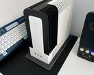 Monochrome 2 to bezwentylatorowy komputer SFF z procesorem AMD Ryzen AI Max+ 395. (Źródło zdjęcia: TheJiral via smallformfactor.net)