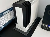 Monochrome 2 to bezwentylatorowy komputer SFF z procesorem AMD Ryzen AI Max+ 395. (Źródło zdjęcia: TheJiral via smallformfactor.net)