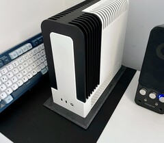 Monochrome 2 to bezwentylatorowy komputer SFF z procesorem AMD Ryzen AI Max+ 395. (Źródło zdjęcia: TheJiral via smallformfactor.net)