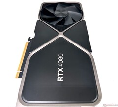 GeForce RTX 4080 posiada 9 728 rdzeni CUDA, szynę o szerokości 256 bitów oraz 16 GB pamięci VRAM. (Źródło: Notebookcheck)