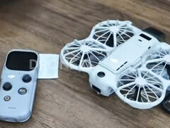 DJI Neo 3 obok pilota RC Mini, od prawej do lewej.