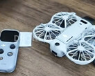 DJI Neo 3 obok pilota RC Mini, od prawej do lewej.