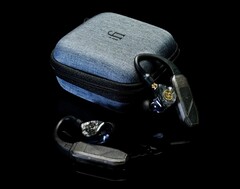 IFi Go Pod Air łączy się z IEM za pomocą 2-pinowego złącza lub złącza MMCX. (Źródło obrazu: iFi Audio)