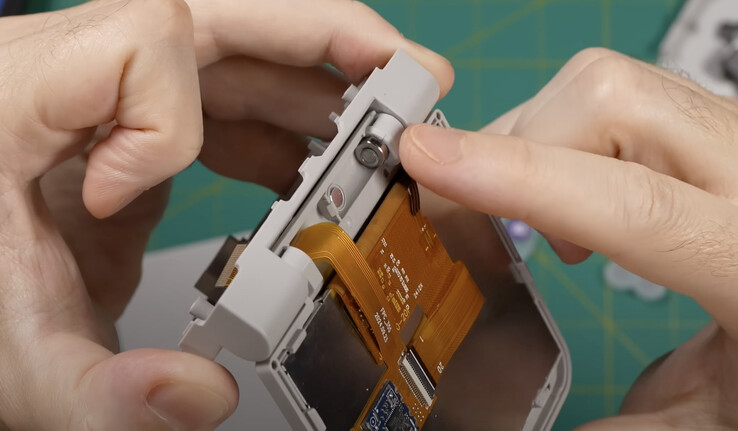 Miyoo Flip V2 dodaje metalowy mechanizm zawiasów. (Źródło zdjęcia: Retro Game Corps)