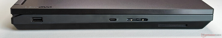 Po lewej: USB-A 3.2 Gen.2 (10 Gbit/s), USB-C 4.0 z Thunderbolt 4 (40 Gbit/s, DisplayPort 2.1, 180W Power Delivery), czytnik kart SD (SD Express 8.0)