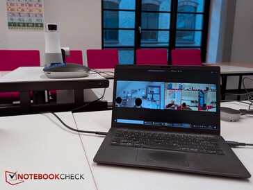 Dobra jakość obrazu (prawa połowa ekranu laptopa)