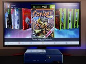  Zmodyfikowana niebieska konsola Xbox 360 z niestandardowym pulpitem homebrew na monitorze, wyświetlającym grę "Conker: Live and Reloaded" wraz z innymi tytułami na konsolę Xbox i emulatory. (Źródło obrazu: Modern Vintage Gamer na YouTube)