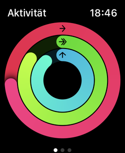 Trzy pierścienie aktywności dla ruchu (czerwony), treningu (zielony) i stania (niebieski).