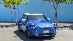 wygląd zewnętrzny Mini Cooper Electric 2024 (źródło: CAR Magazine)