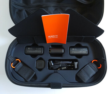 Schowek na akcesoria pod spodem. (Źródło zdjęcia: Notebookcheck)