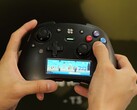 Praktyczne wrażenia z targów Gamescom: Ten kontroler jest wyposażony w wyświetlacz, system operacyjny oraz układ Raspberry Pi