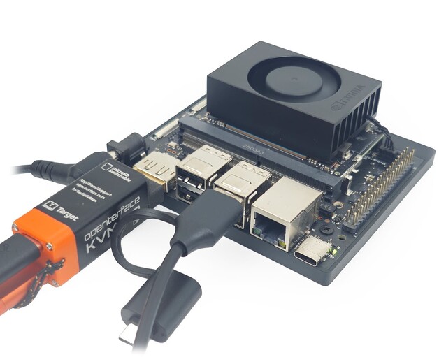 Cały sprzęt mieści się w złączu wyświetlacza, zmniejszając plątaninę kabli. (Źródło obrazu: Openterface via Crowdsupply)