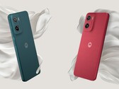 Moto G05 jest dostępny w kolorach Plum Red i Forest Green (źródło zdjęcia: Motorola)