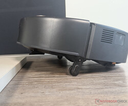 Robot odkurzający podnosi się przed przeszkodami