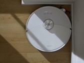 Roborock S8 Max V Ultra posiada robotyczne ramię, które wykona Państwa polecenia. (Źródło: Roborock)