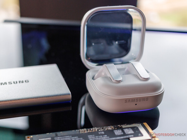 W modelu Galaxy Buds 4 zrezygnowano z kanciastych łodyg modelu Galaxy Buds 3 na rzecz płaskich.