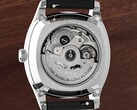Widok zegarka Timex Marlin Chatham Automatic od tyłu, ukazujący jego automatyczny mechanizm Miyota przez przeszklony dekiel