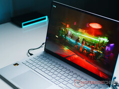 Zaktualizowana aplikacja Xbox jest obecnie dostępna tylko dla Insiderów. Na zdjęciu: granie na laptopie z systemem Windows na ARM. (Źródło obrazu: Notebookcheck) 