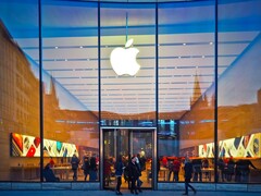 Widok zewnętrzny sklepu Apple z logo i klientami w środku (źródło zdjęcia: Pixabay)