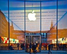 Widok zewnętrzny sklepu Apple z logo i klientami w środku (źródło zdjęcia: Pixabay)