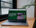 Laptop na biurku przy oknie, z otwartą na ekranie stroną internetową OpenAI ChatGPT