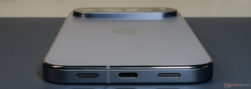 Dół: Głośnik, USB 3.2 Type-C, Mikrofon