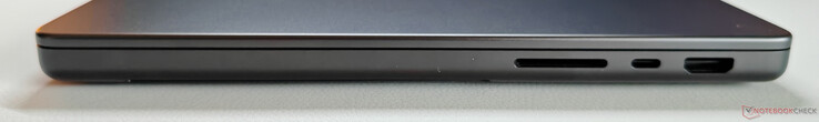 Po prawej stronie: Czytnik kart SD, USB-C 4.0 z Thunderbolt 4 (40 Gbit/s, tryb DisplayPort ALT, Power Delivery), wyjście HDMI
