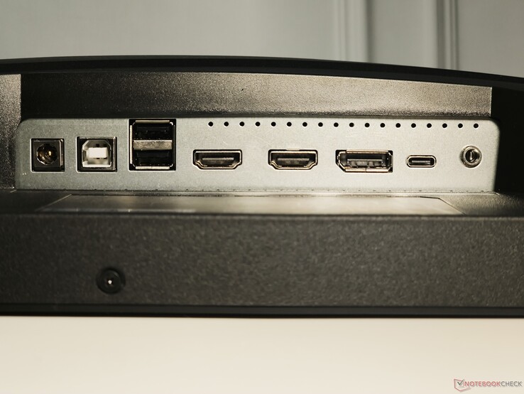 Od lewej do prawej: DC-in, USB Type-B upstream, 2x USB Type-A, 2x HDMI 2.1-out, 1x DisplayPort 1.4a-out, USB Type-C (z trybem DisplayPort Alt i 65 W Power Delivery), wyjście słuchawkowe