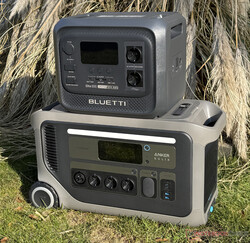 Anker Solix F3000 jest znacznie większy niż Bluetti Elite 300, ale także bardziej wydajny.