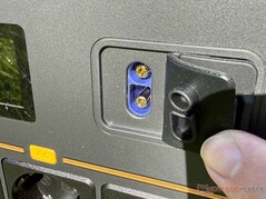 Porty wspomagania rozruchu i akumulatora pomocniczego pod pokrywą