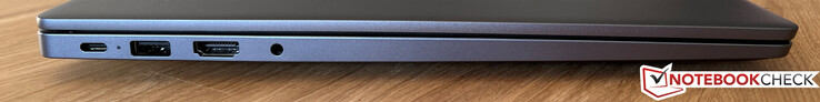 Po lewej: USB-C 3.2 Gen. 1 (5 GBit/s, tryb DisplayPort ALT, Power Delivery), USB-A 3.2 Gen.1 (5 GBit/s), HDMI 1.4, audio 3,5 mm