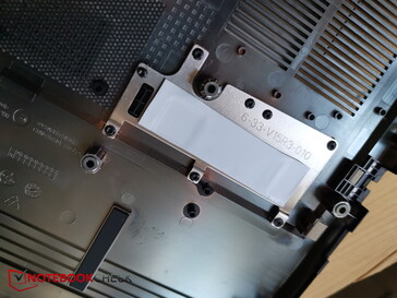 Podkładka chłodząca nad dyskiem SSD na dolnej płycie