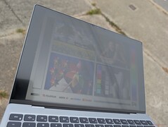 Na świeżym powietrzu przy jasnym, zachmurzonym niebie