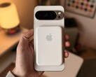 Nowy Pixel ze starym akcesorium Apple. (Źródło zdjęcia: @1PaulJ_ via X)