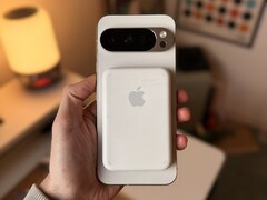 Nowy Pixel ze starym akcesorium Apple. (Źródło zdjęcia: @1PaulJ_ via X)