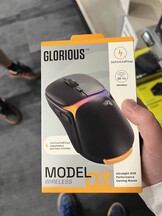 Przód pudełka przeciekającej myszy do gier Glorious Model O3. (Źródło zdjęcia: @therightclicks na X)