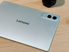 Potwierdzono, że Xiaoxin Tablet GT Pro jest wyposażony w baterię o pojemności 8 860 mAh. Na zdjęciu: tył tabletu. (Źródło zdjęcia: Lenovo)