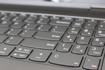 Numpad i klawisze strzałek są mniejsze i bardziej ciasne niż główne klawisze QWERTY