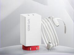 Dwie nowe ładowarki zostaną wprowadzone na rynek wraz z Ace 6 Ultra. Na zdjęciu: ładowarka GaN 120 W z dołączonym kablem.