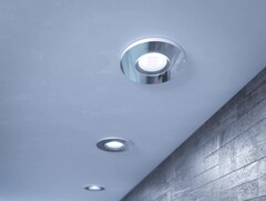 Downlight wpuszczany Philips Hue Adore Bathroom jest teraz dostępny w kolorze białym, dołączając do oryginalnej srebrnej wersji (na zdjęciu). (Źródło zdjęcia: Philips)