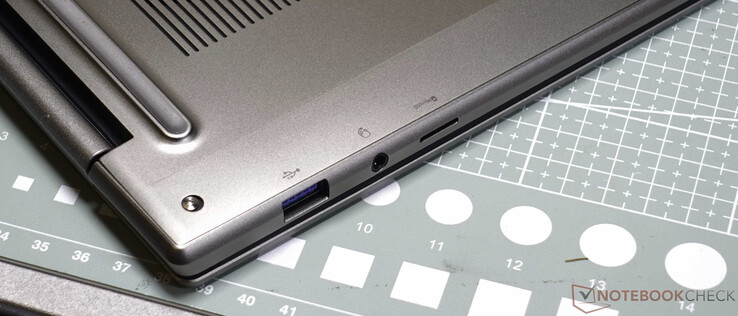 Prawa strona: USB-3-A, 3,5-mm zestaw słuchawkowy, microSD