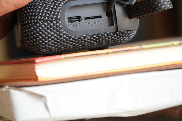 Przenośny głośnik Bluetooth Tribit PocketGo posiada złącze USB-C i gniazdo kart TF